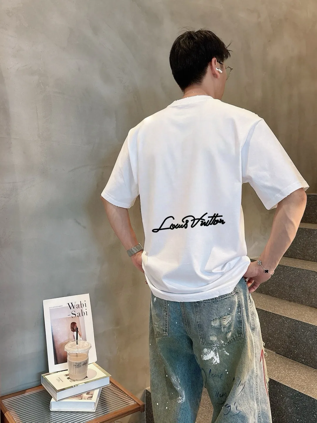 🅿️190 LV 2025 spring and summer new style debut counter, the latest short-sleeved round neck T-shirt, high-end customization, avant-garde and fashionable design! The brand logo emphasizes craftsmanship and is designed with high-end custom fabrics. Soft to the touch. Comfortable to wear. Exquisite stitching at the counter level. Fine workmanship. The upper body effect is incomparably handsome! A must-have item for a stylish man! 😇 Size: S-XXL
